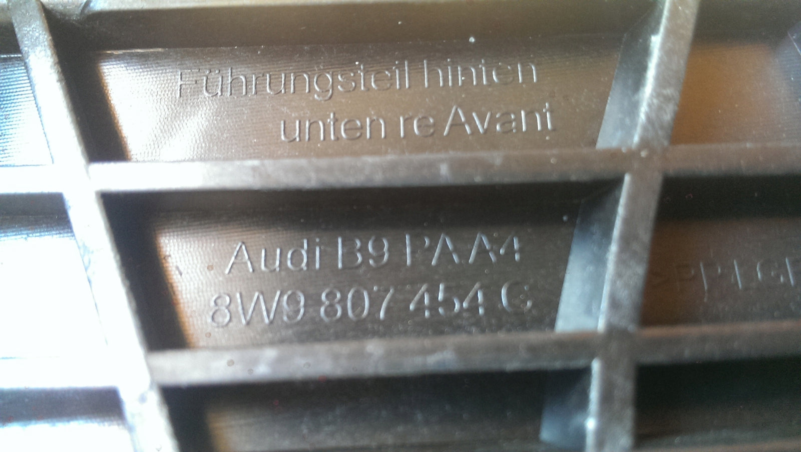 Ślizg zderzaka tył AUDI A4B9 kombi 8W9807453C/454C