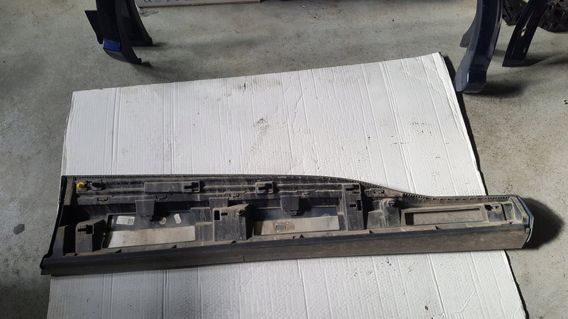 Listwa drzwi lewy przód AUDI E-TRON 4KE853959