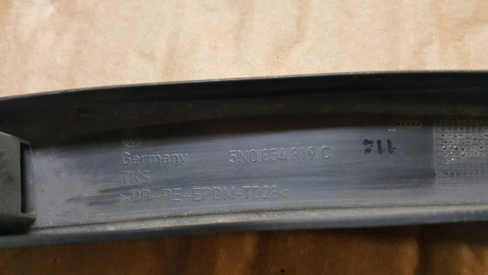 VW TIGUAN I LIFT 5N0 11- NAKŁADKA LISTWA BŁOTNIKA LEWY TYŁ 5N0854819C
