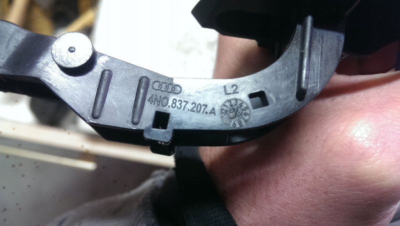 Lewa klamka zewnętrzna AUDI A8 A7 RS7 4N0837207A