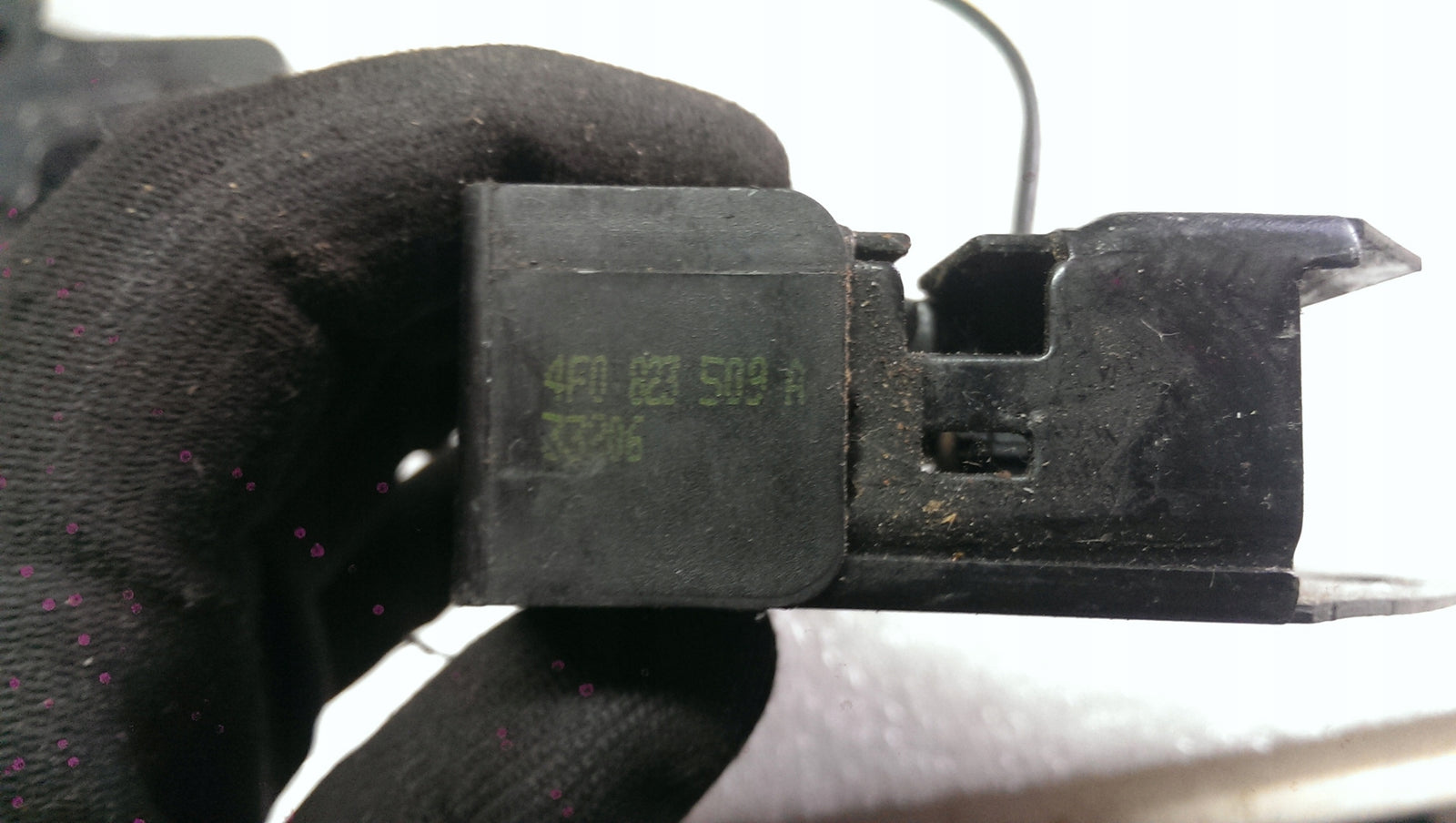 Zamek maski AUDI A6 C6 4F0823509A demontaż