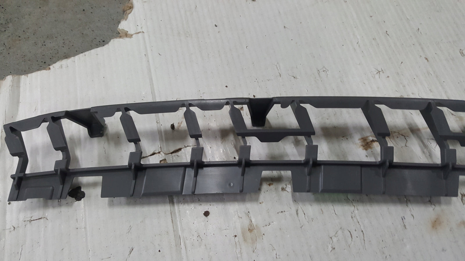 NOWY ORYGINALNY ślizg zderzaka tylnego SKODA OCTAVIA IV 5E7807385