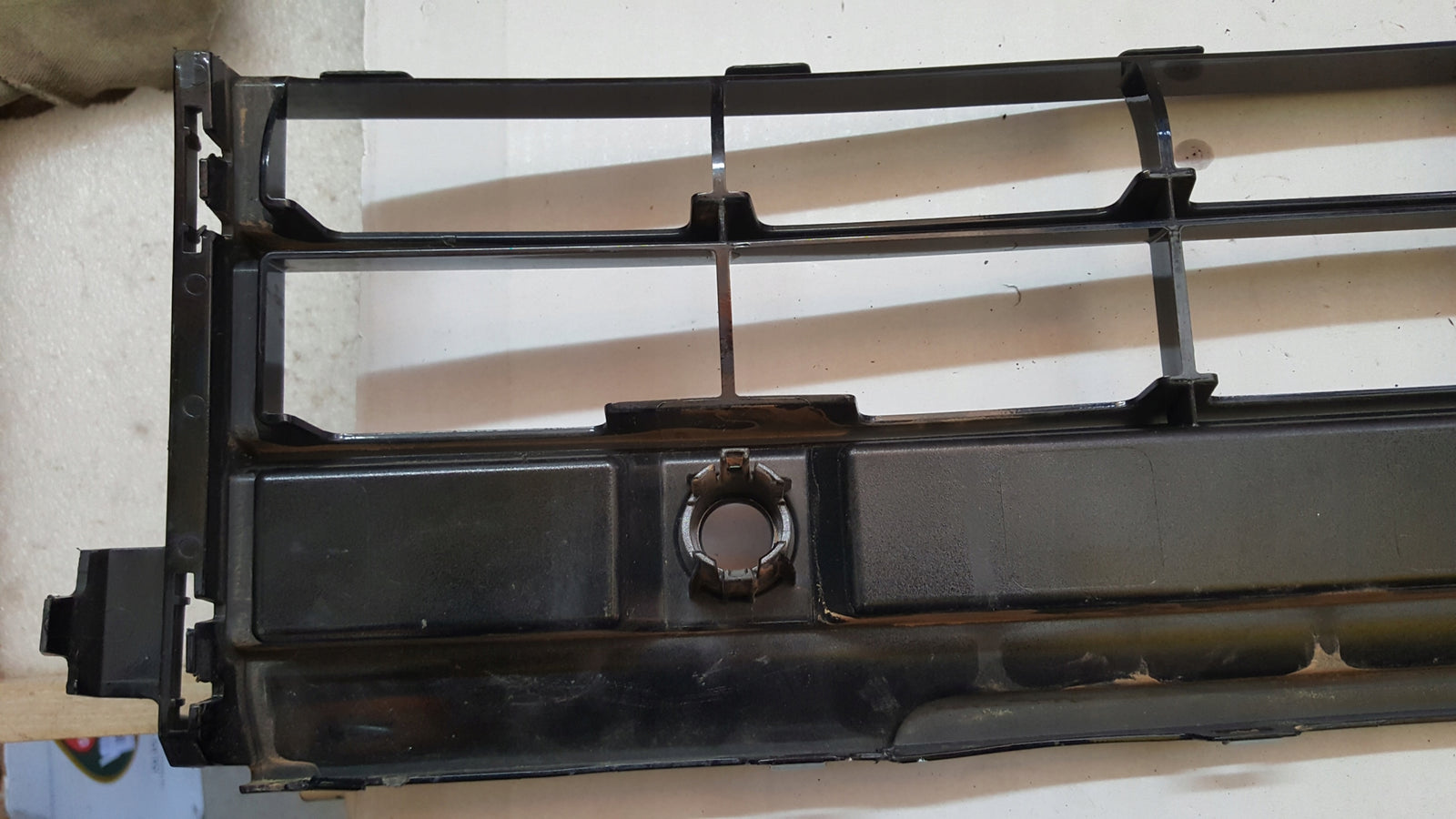 Środkowa kratka zderzaka przedniego VW GOLF VIII 5H0853677E demontaż