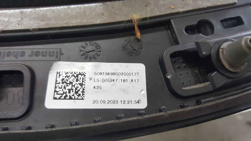 Listwa drzwi prawy tył AUDI E-TRON 4KE854820A demontaż