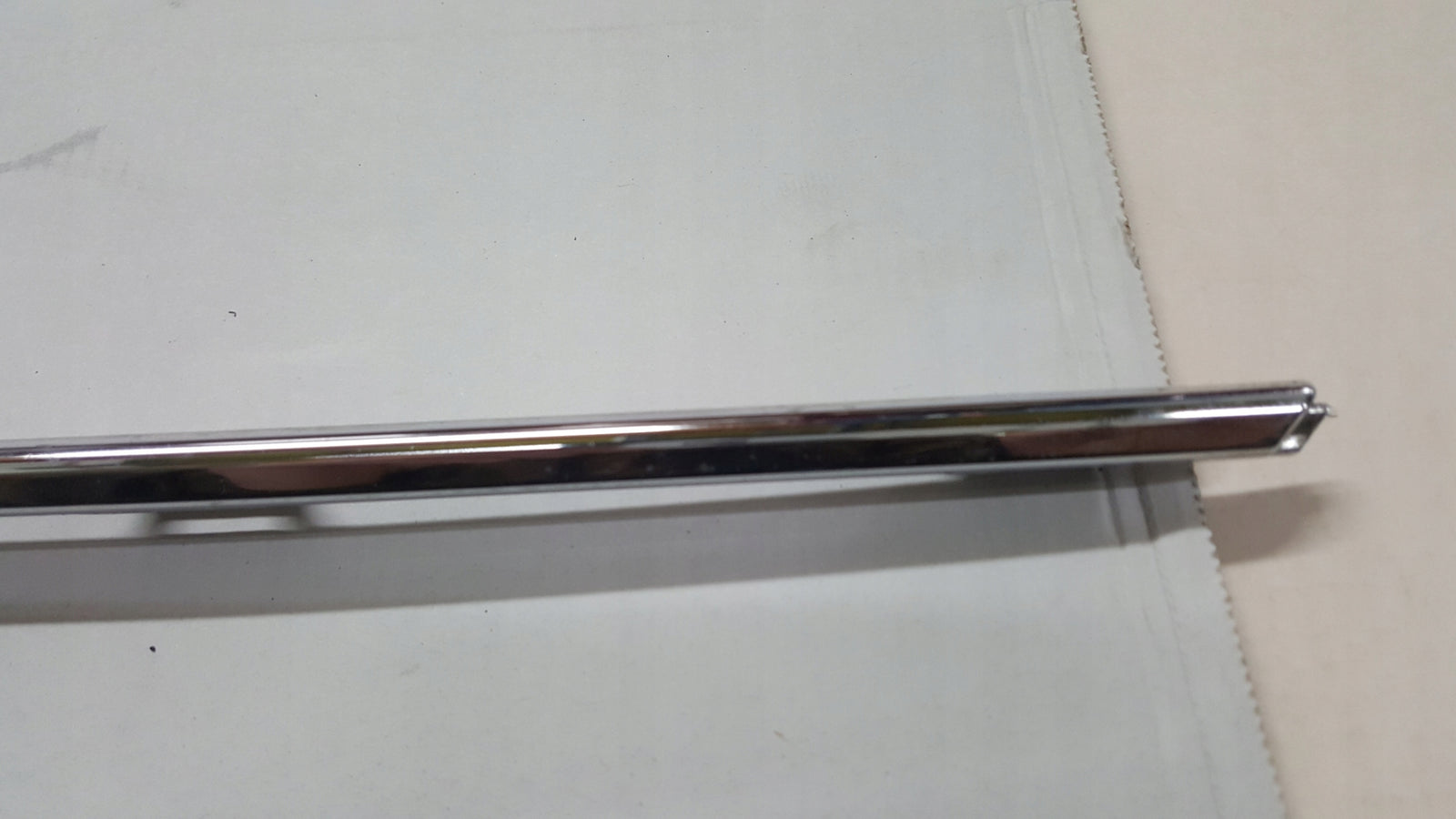 Listwa chrom zderzaka tylnego VW GOLF VII GOLF SPORTSVAN 5G6853333 demontaż