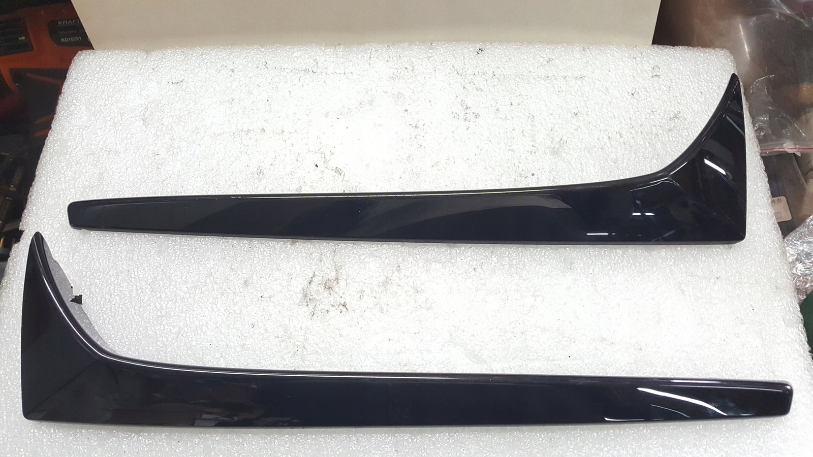 Listwy klapy bagażnika lewa + prawa strona SKODA KAROQ 57A827931 57A827932