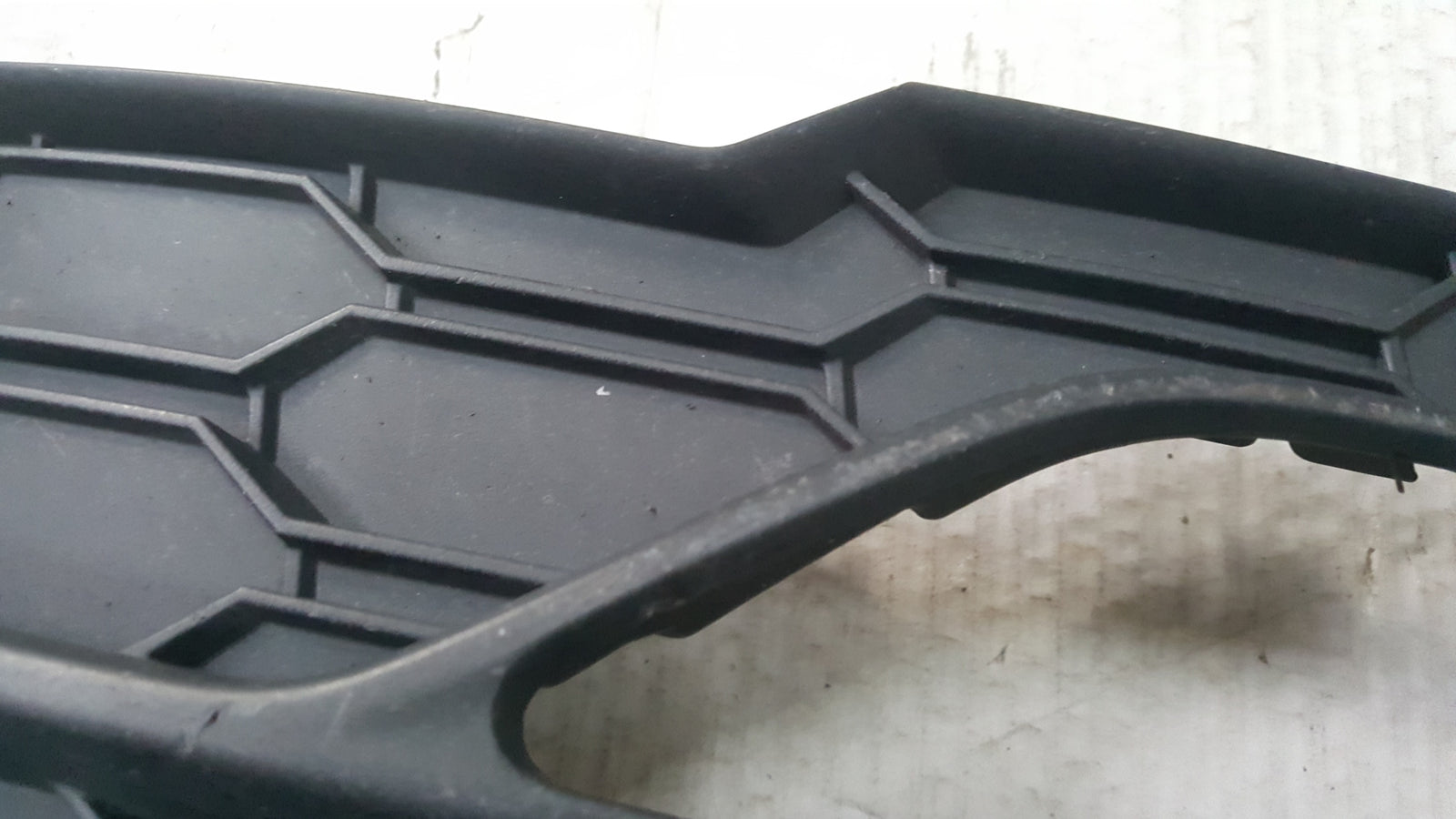 Kratka zderzaka przedniego lewa strona SKODA OCTAVIA IV 5E3807681A