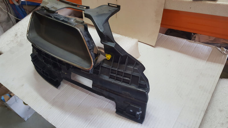 Prawa końcówka wydechu + uchwyt AUDI A4 (B9) 8W0253826Q 8W0807348G demontaż