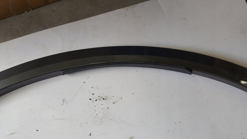 Listwa błotnika prawy przód VW TOUAREG 3 760853718A demontaż
