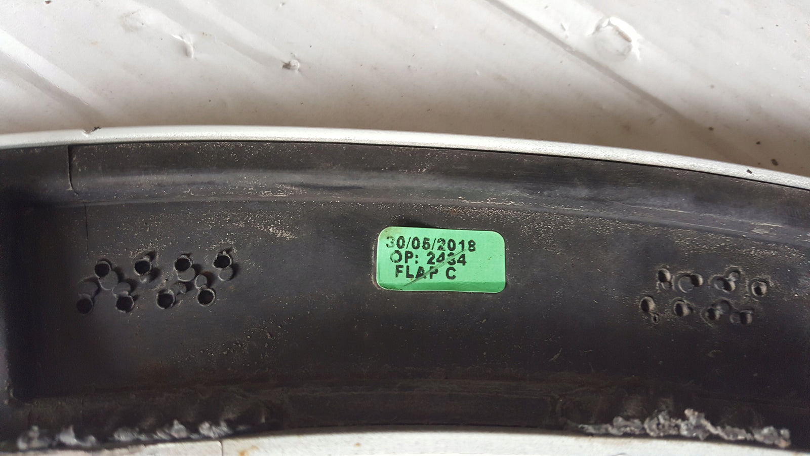 Listwa błotnika prawy tył VW TOUAREG 3 760853818C