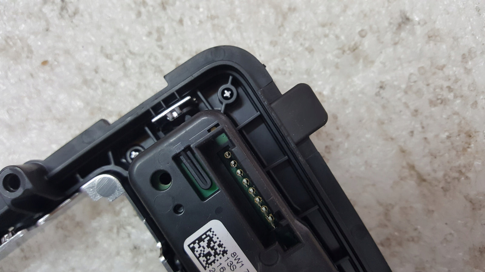 Ramka panel biegów AUDI A4 (B9) A5 8W1713111C demontaż