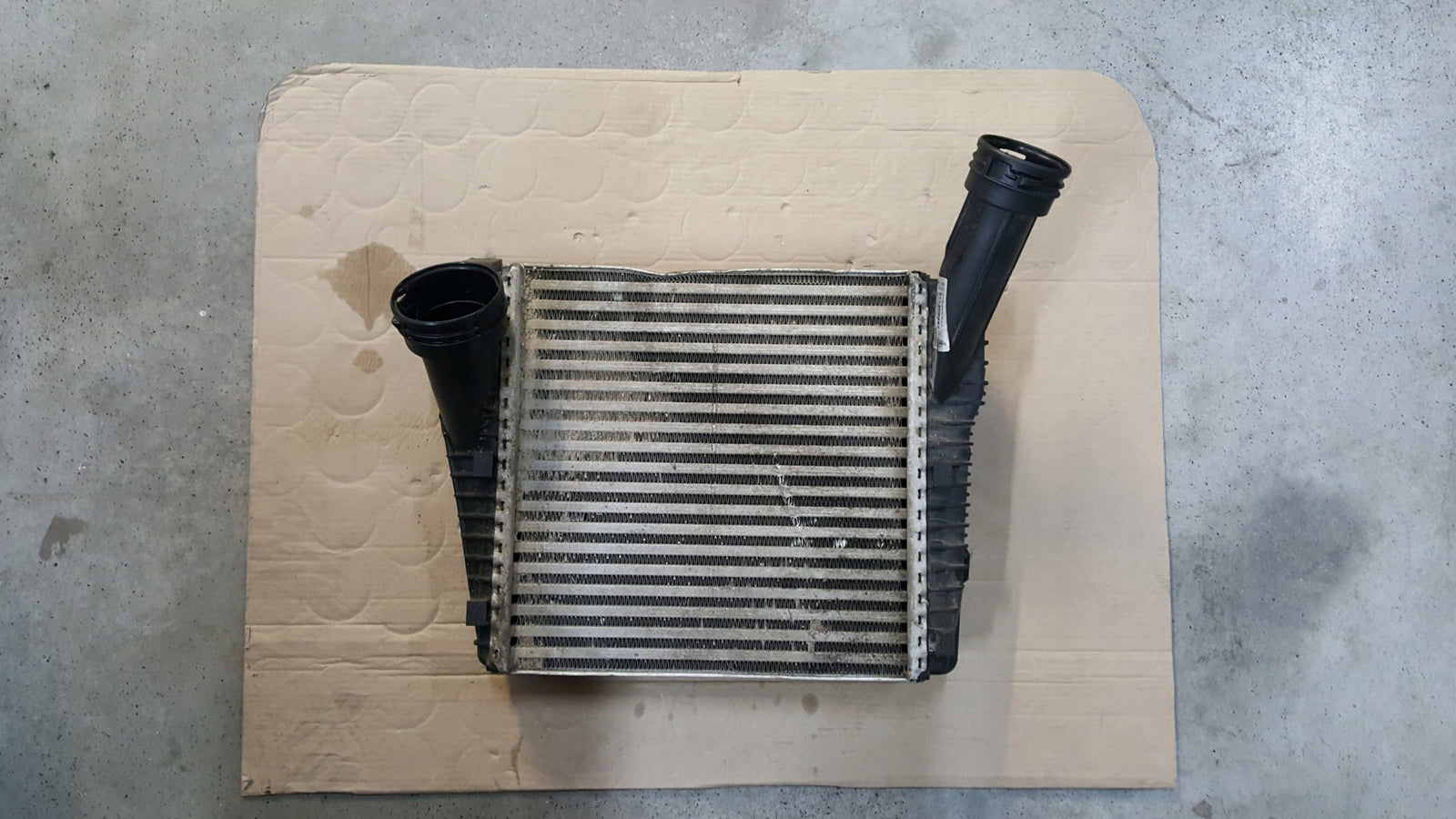 AUDI VW CHŁODNICA POWIETRZA INTERCOOLER 7P0145804A