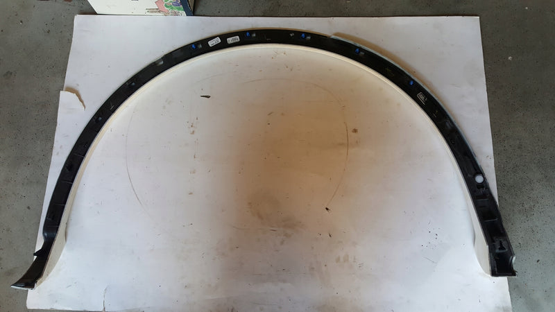 Listwa błotnika lewy tył AUDI Q5 80A853817B demontaż