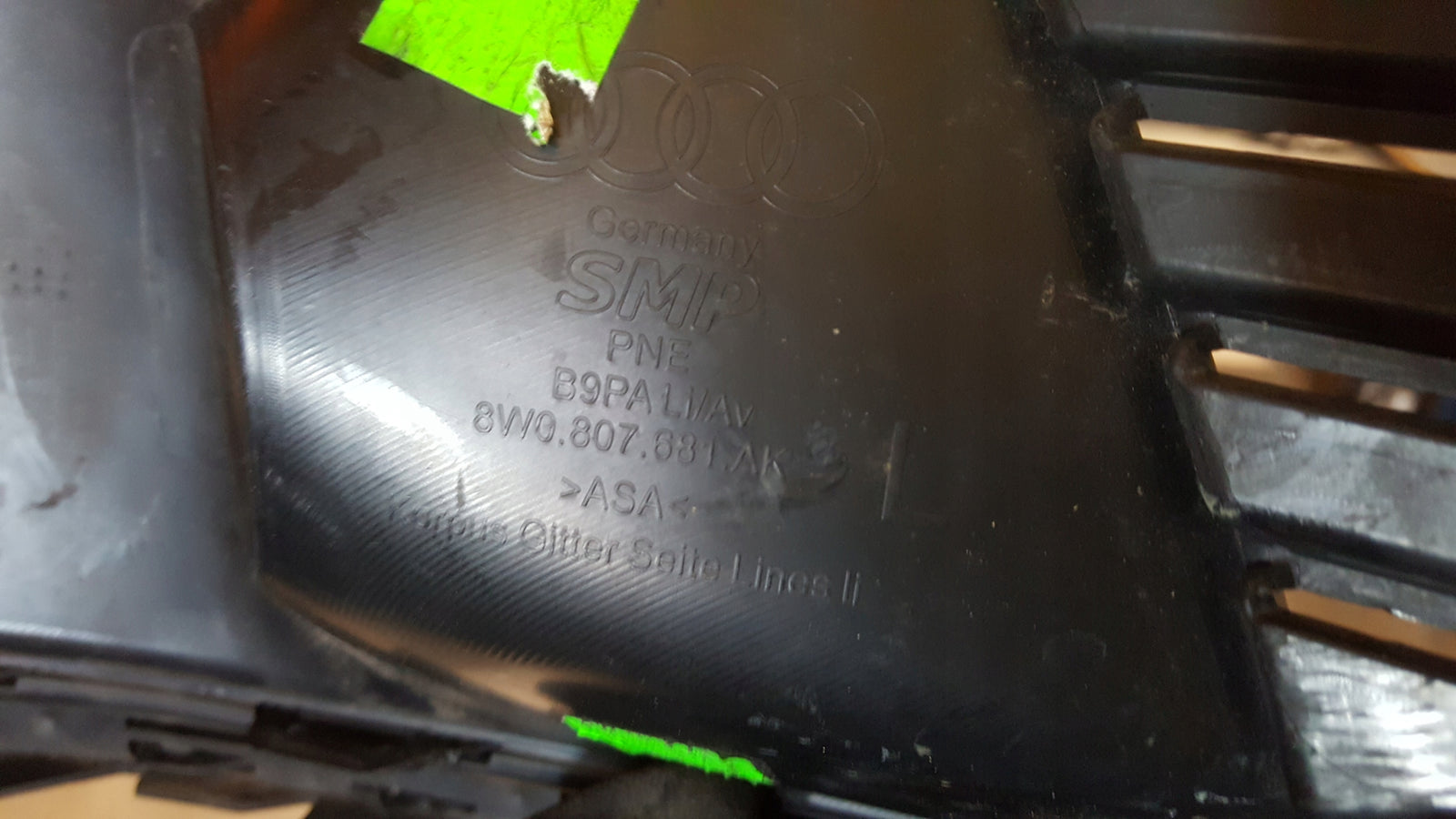 Kratka zderzaka lewa AUDI A4 B9 lift 8W0807681AK