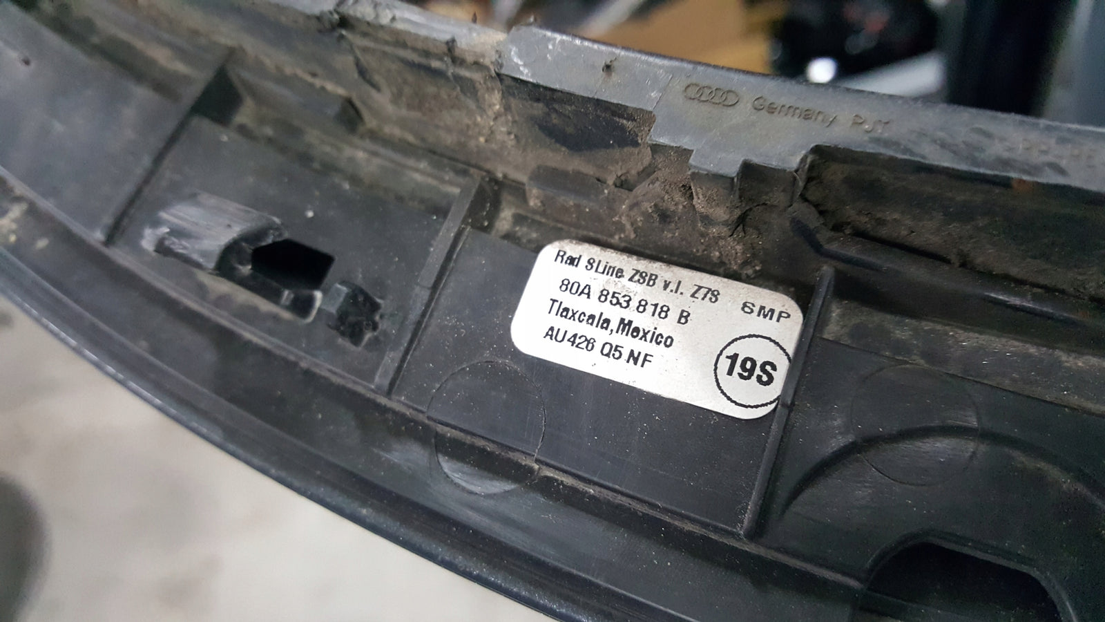 Listwa błotnika prawy tył AUDI Q5 80A853818B demontaż