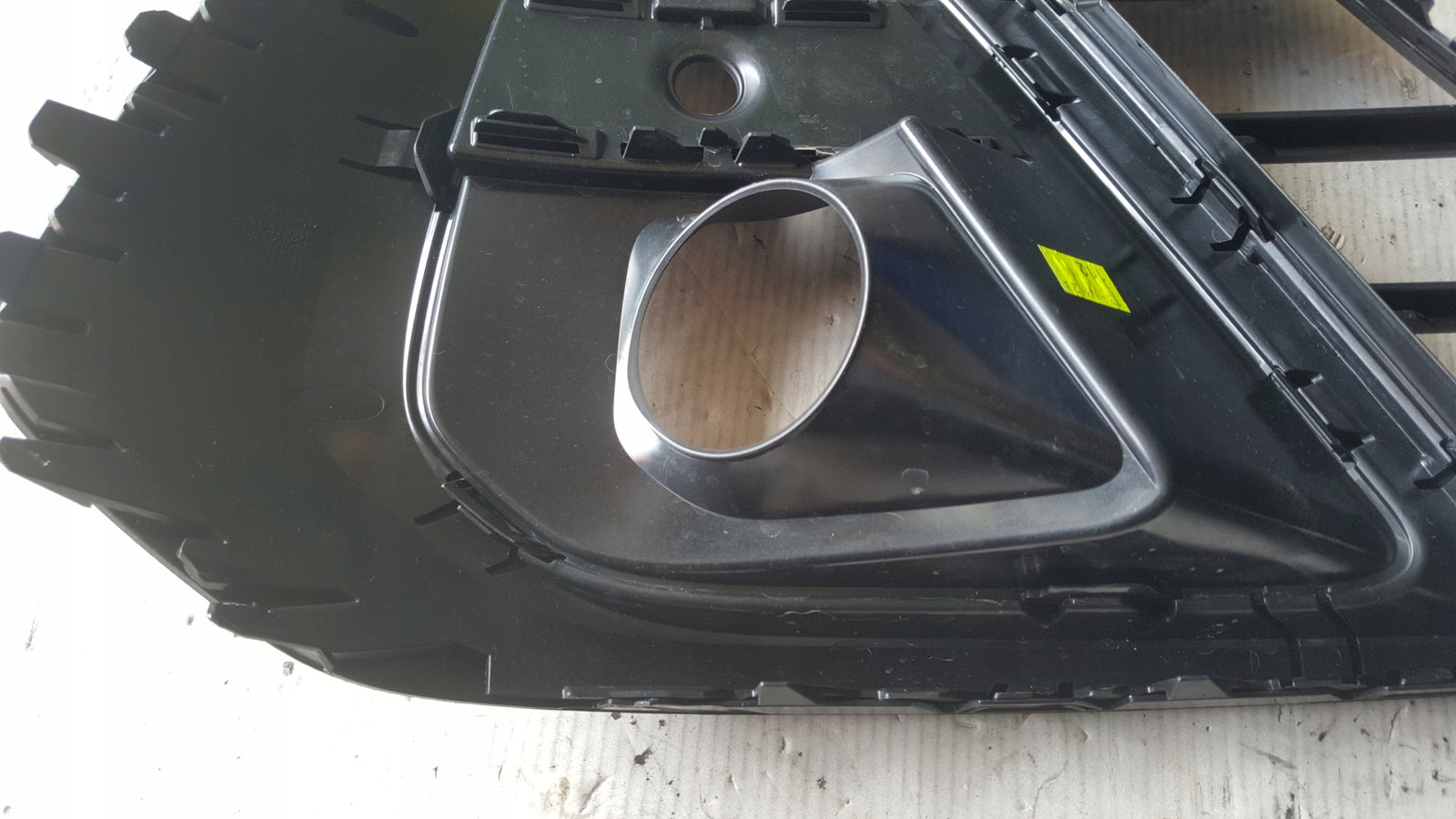 Kratka zderzaka przedniego lewa strona AUDI A8 (D5) 4N0807681 demontaż