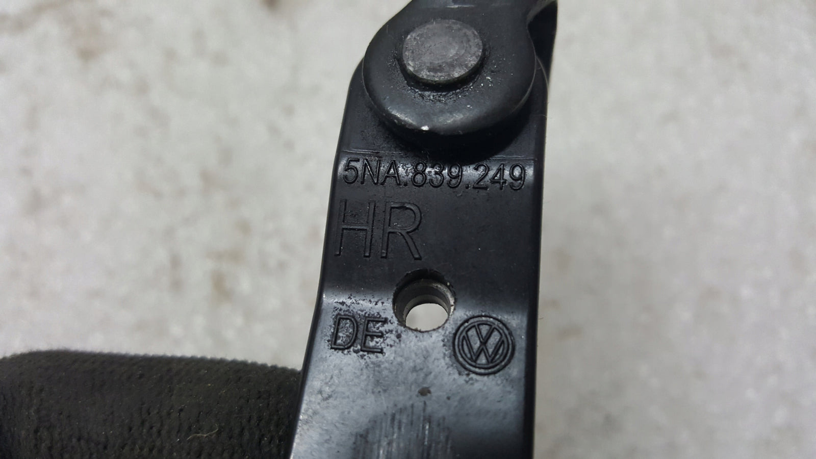 Ogranicznik drzwi tył VW TIGUAN 5NA839249 demontaż