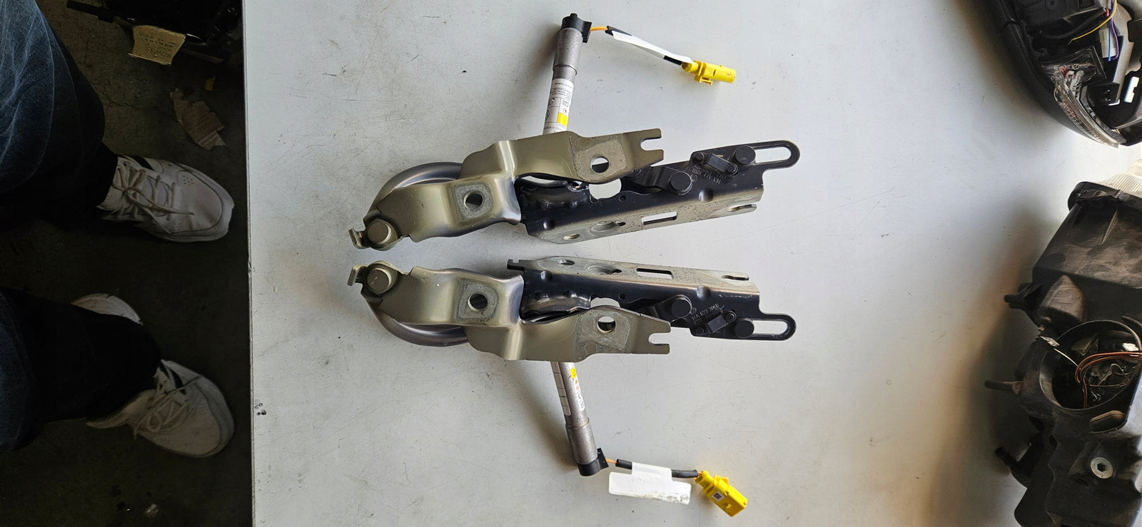 ORYGINALNE zawiasy maski L+P Vw ID.7 14A823306B 14A823305B