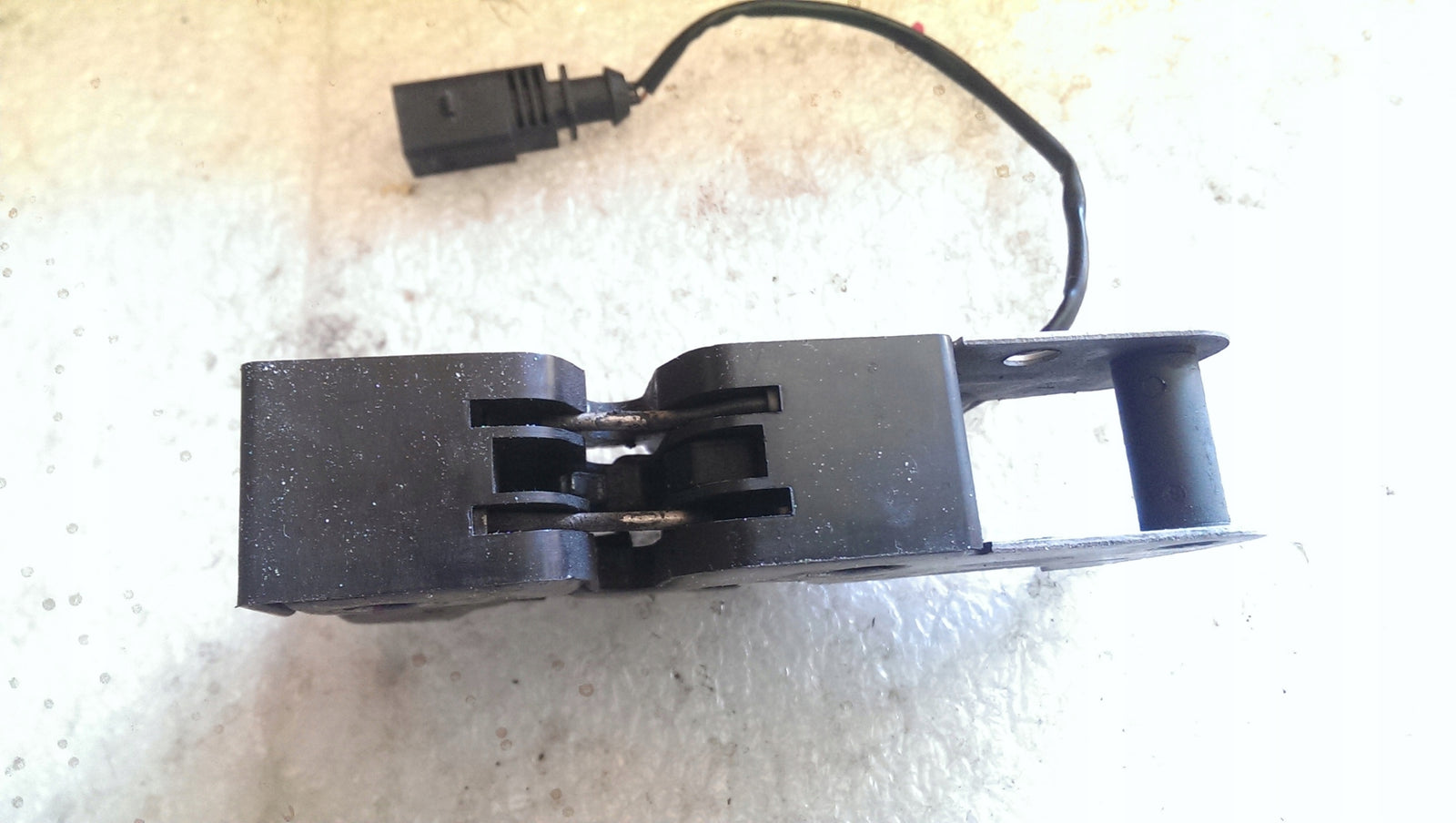 Zamek maski SKODA FABIA II ROOMSTER 5J0823509E