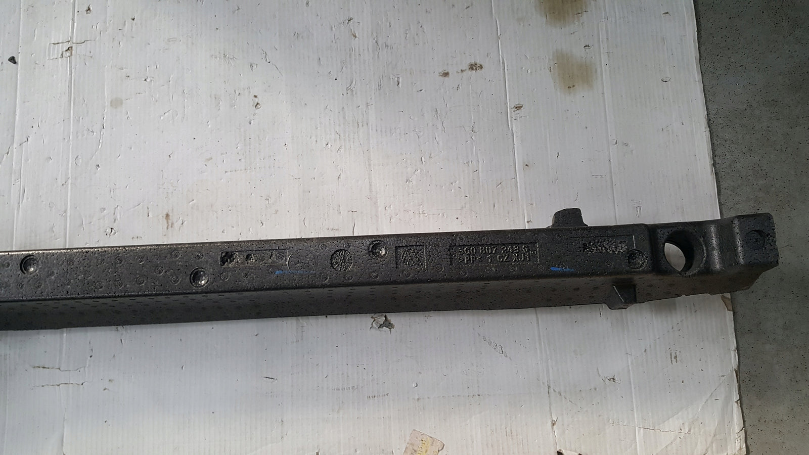 Absorber zderzaka przedniego VW GOLF VII 5G0807248G demontaż