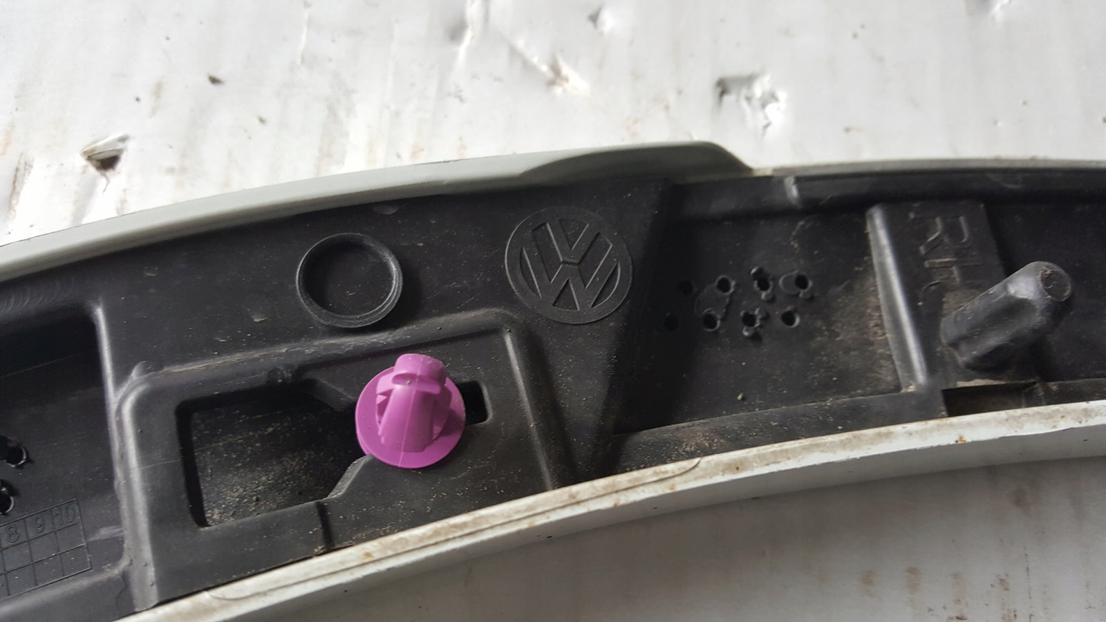 Listwa błotnika prawy tył VW TOUAREG 3 760853818C