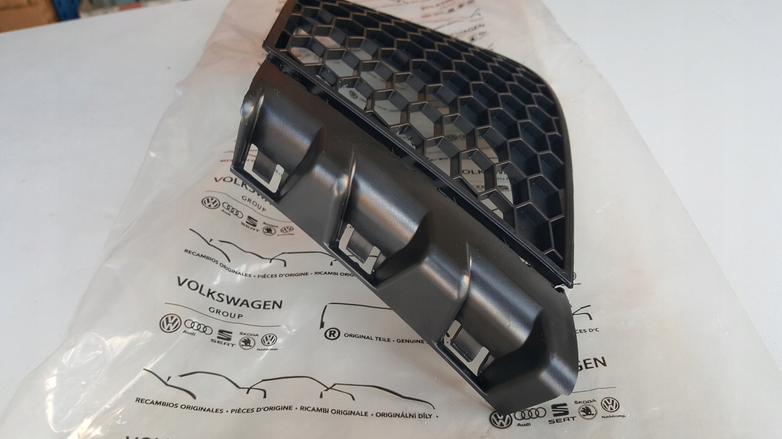 Kratka zderzaka prawy przód SEAT IBIZA 6L6853666