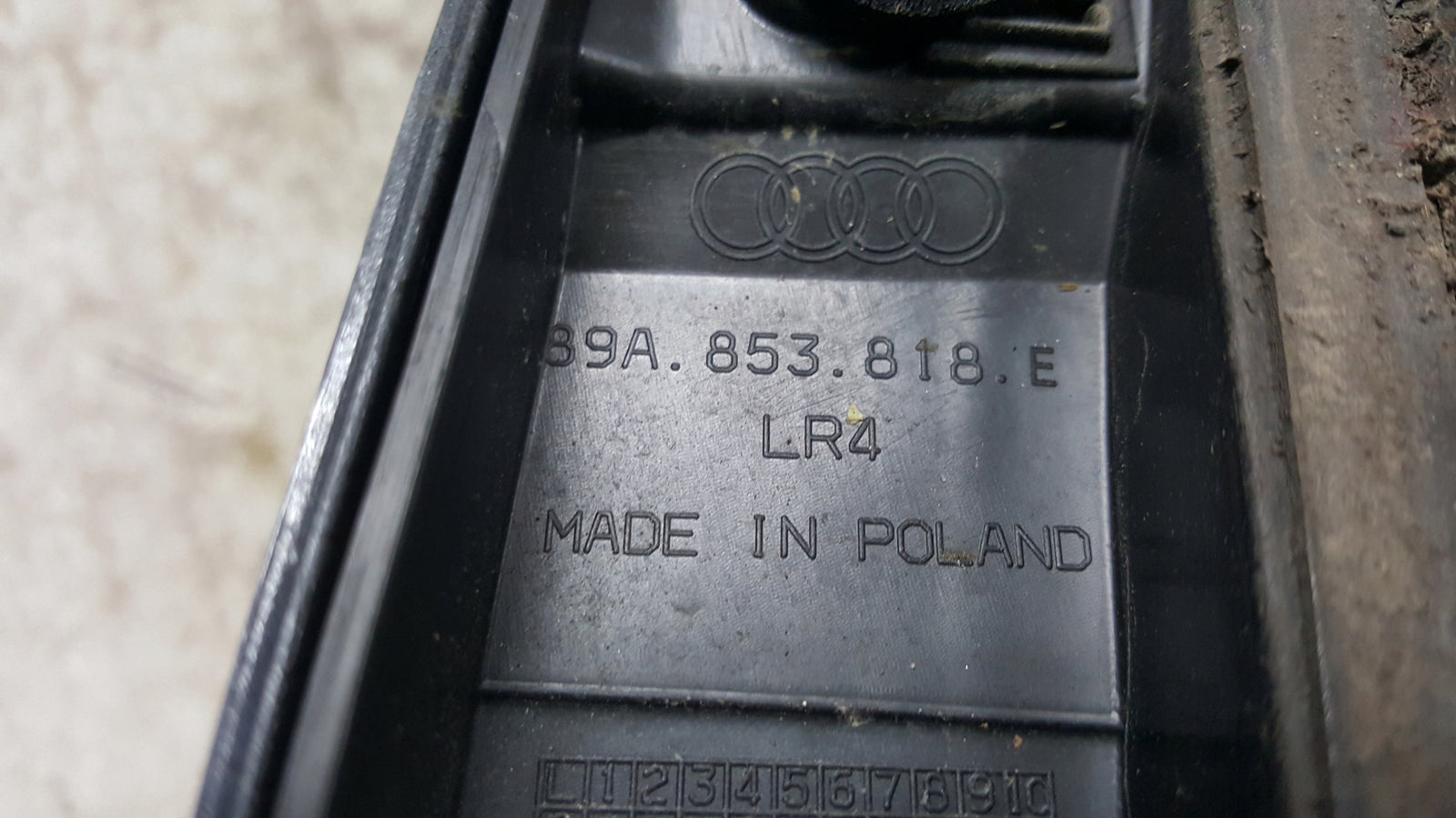 Listwa błotnika prawy tył AUDI Q4 E-TRON 89A853818E demontaż