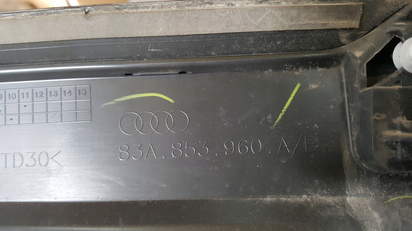 Listwa drzwi prawy przód AUDI Q3 II 83A853960A/B