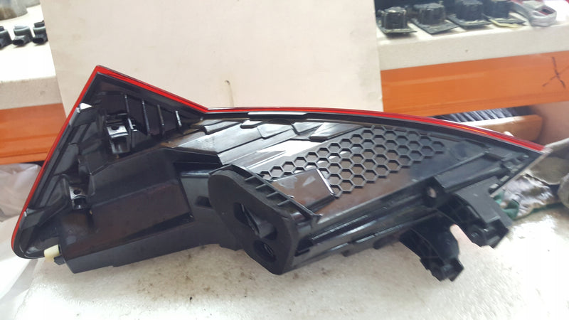 Tylna lewa lampa LED w błotnik SKODA KODIAQ 565945207B demontaż