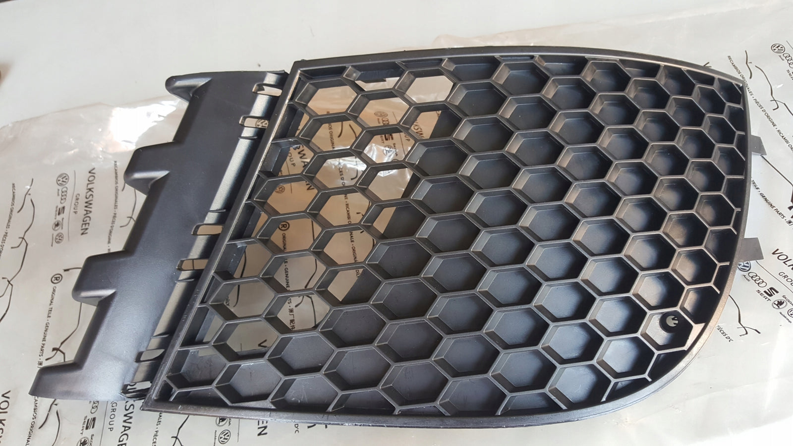 Kratka zderzaka prawy przód SEAT IBIZA 6L6853666