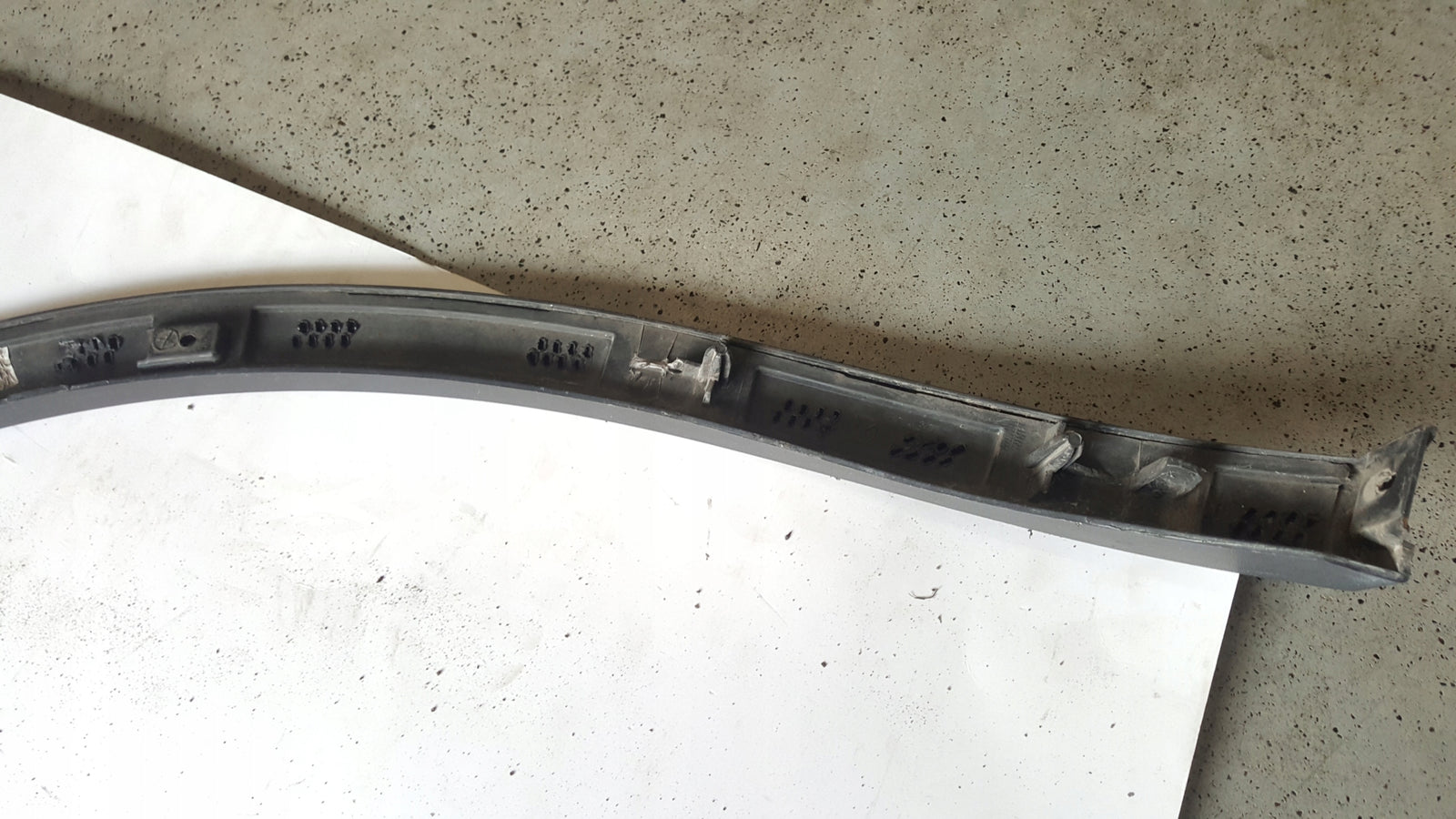 Listwa błotnika lewy przód VW TOUAREG 3 760853717 demontaż