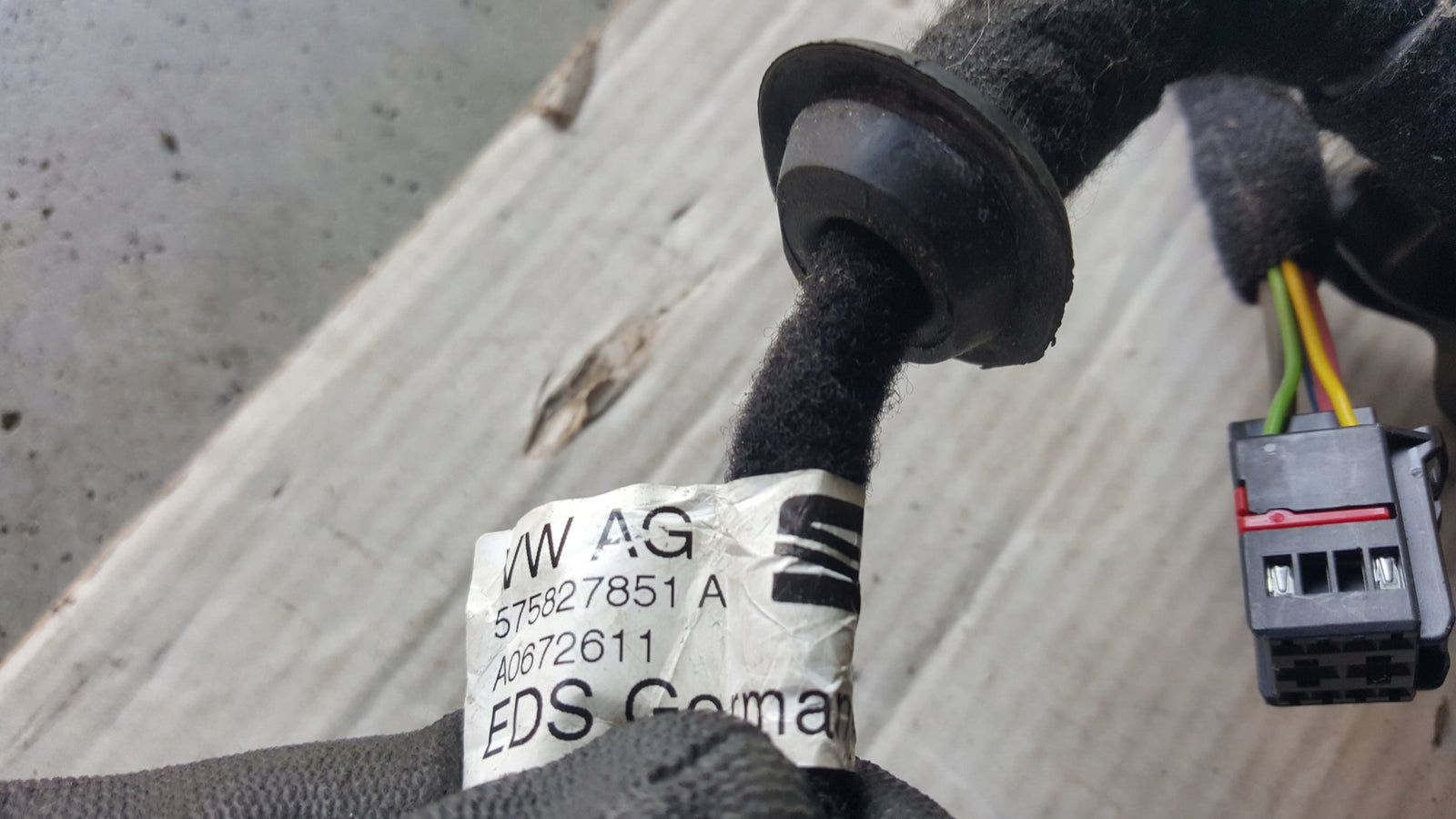 Lewy siłownik klapy bagażnika SEAT ATECA 575827851A demontaż oryginał