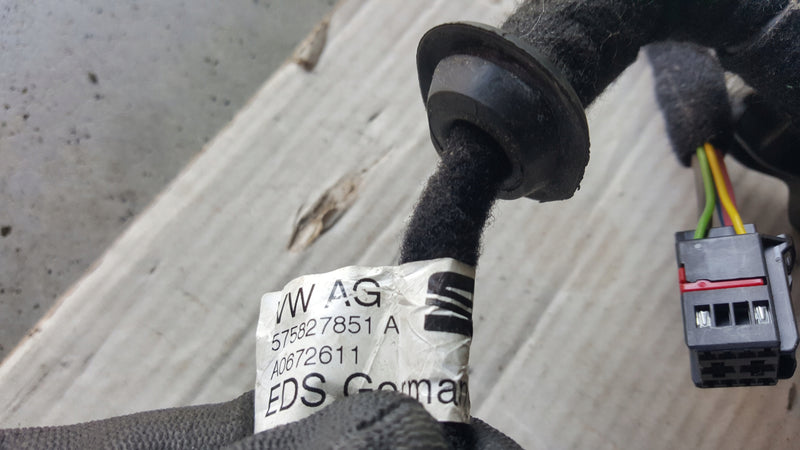 Lewy siłownik klapy bagażnika SEAT ATECA 575827851A demontaż oryginał