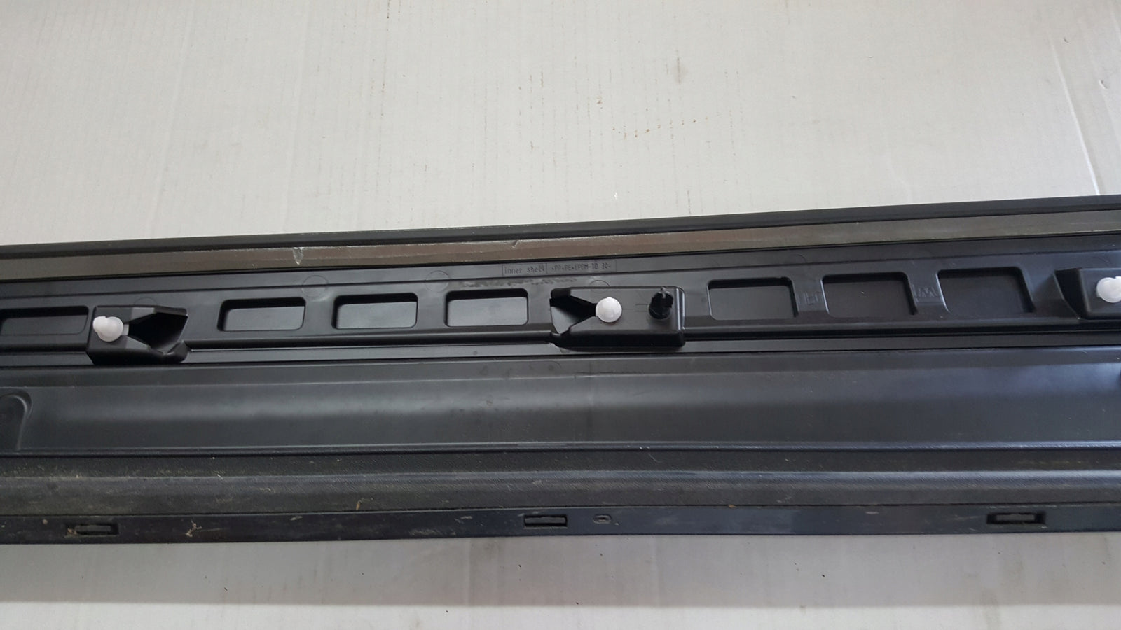 Listwa drzwi prawy przód AUDI Q2 81A853960B demontaż
