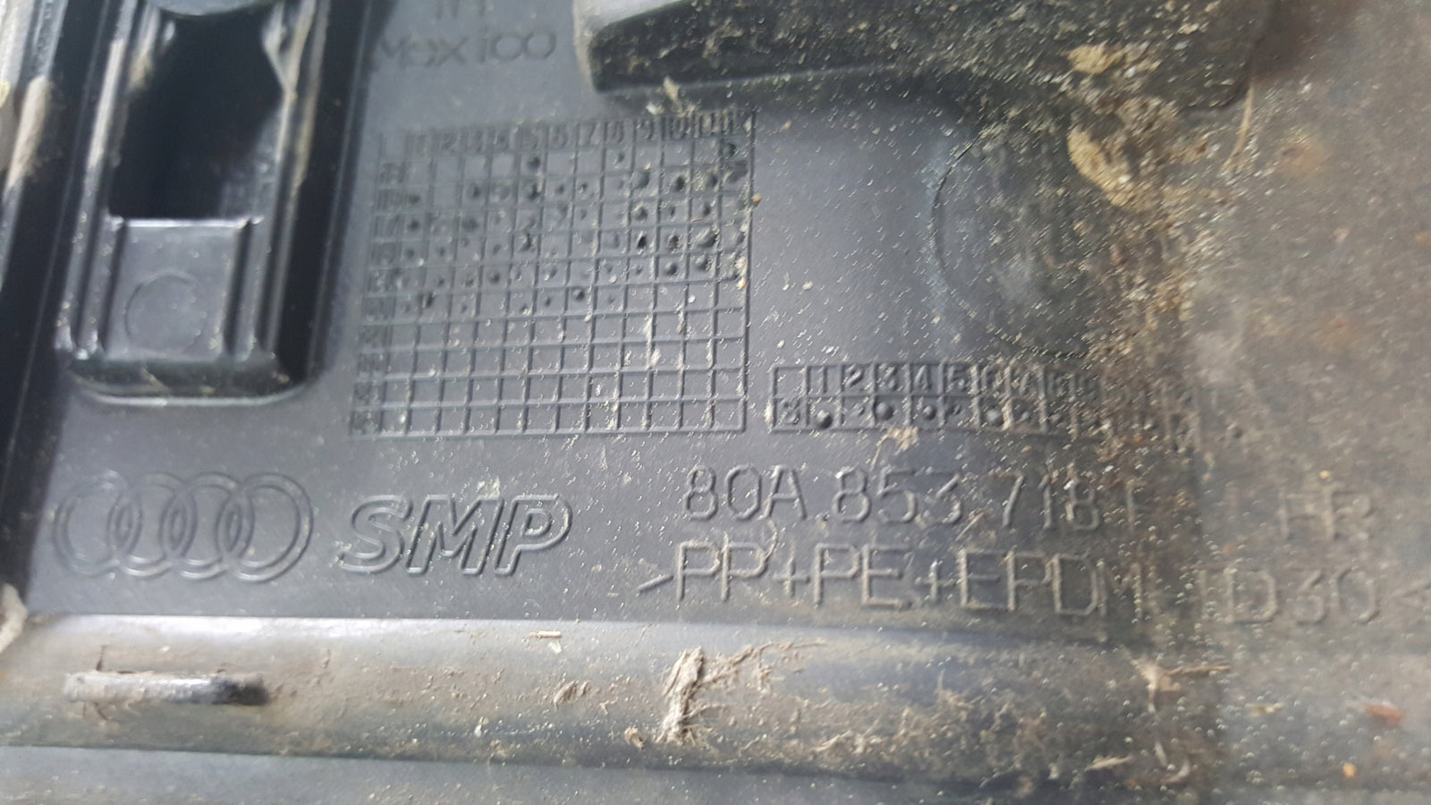 Listwa błotnika przedniego prawa strona AUDI Q5 80A853718F demontaż