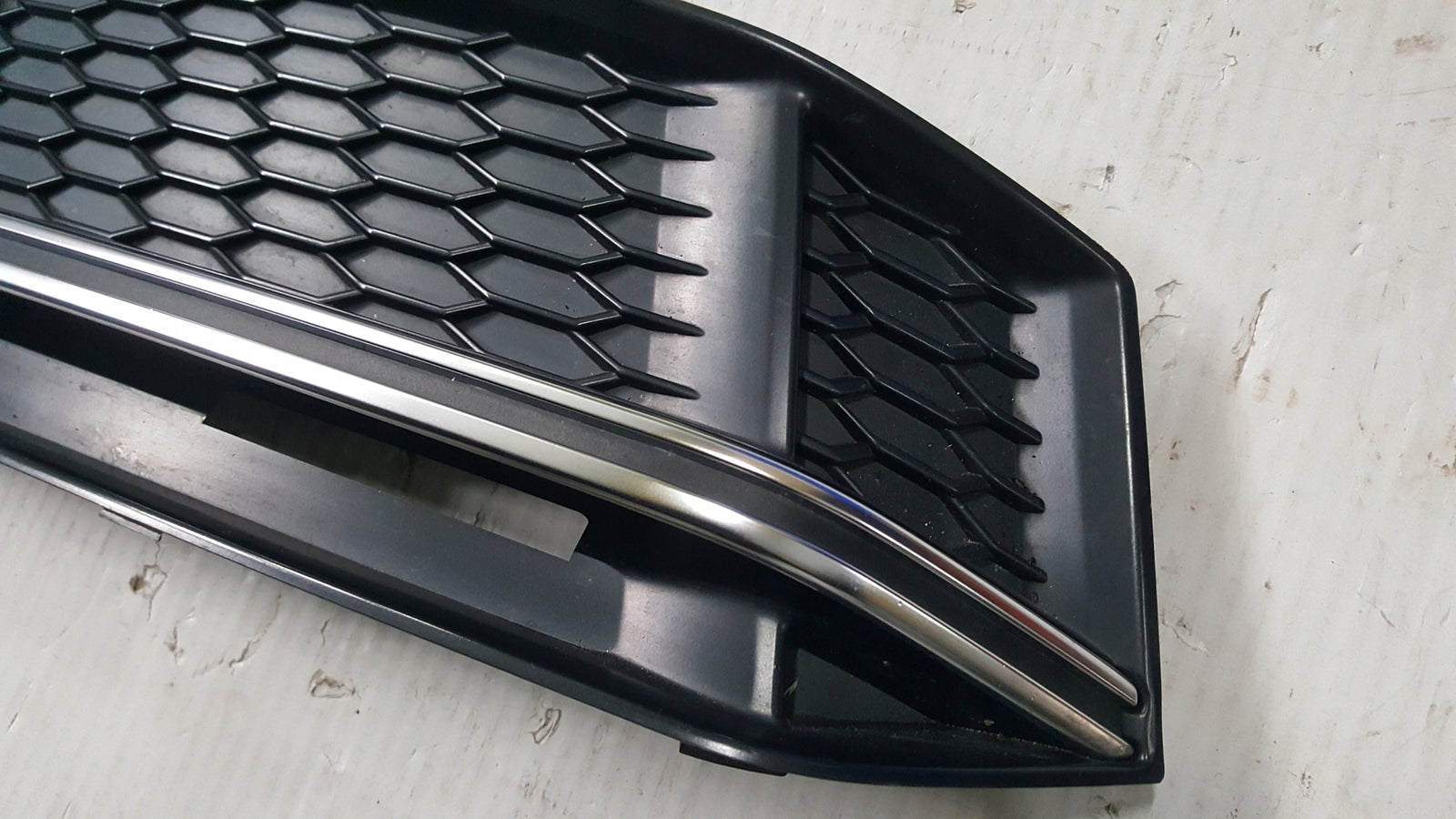 Kratka zderzaka prawy przód AUDI A4 S4 B9 8W0807682K demontaż