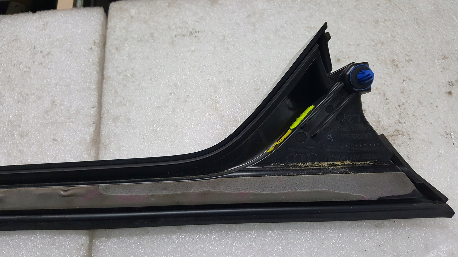 Lewa listwa spoiler klapy bagażnika AUDI A6 (C8) avant 4K9854871 demontaż