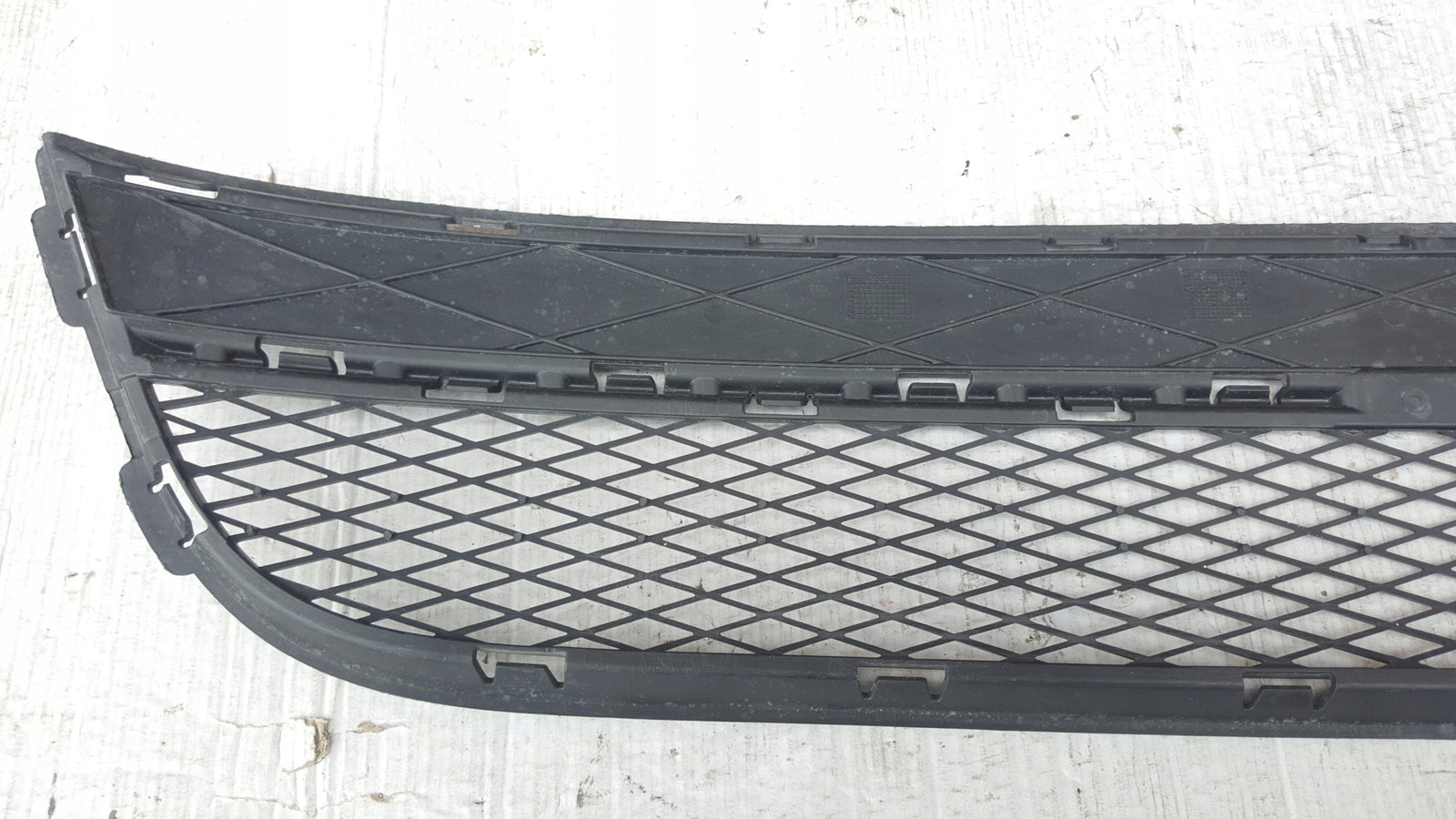 Środkowa kratka zderzaka przedniego VW TIGUAN 5N0853677 demontaż