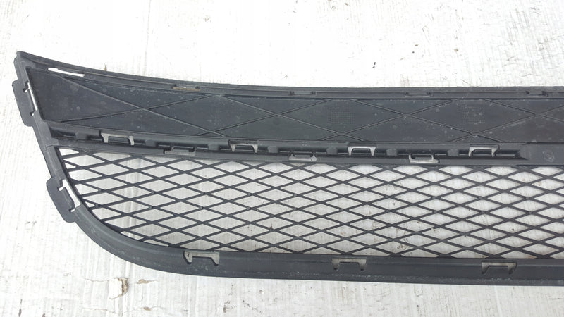 Środkowa kratka zderzaka przedniego VW TIGUAN 5N0853677 demontaż