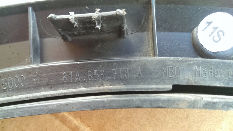 Listwa błotnika prawy przód AUDI Q2 81A853718A