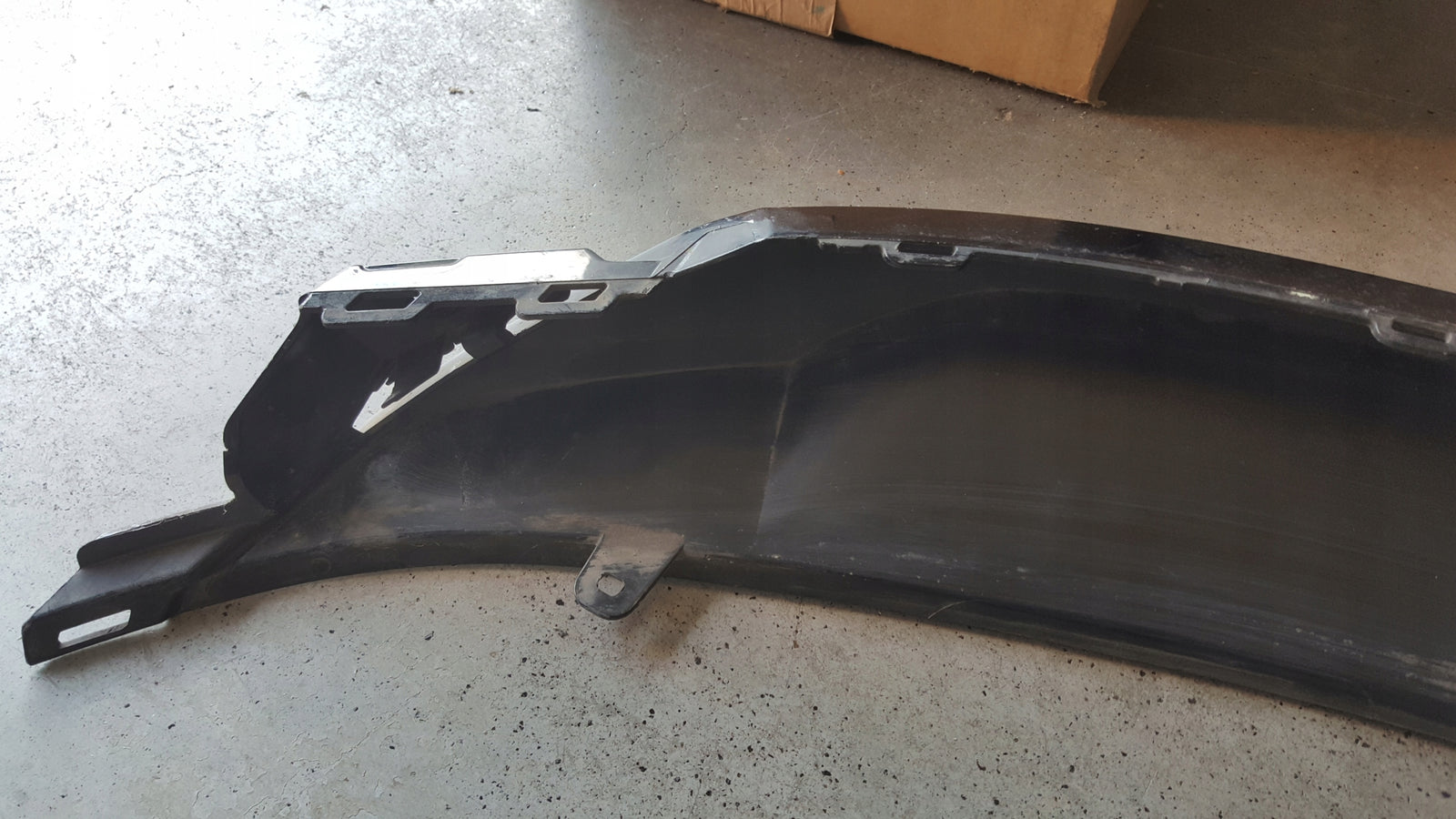 Dokładka spoiler zderzaka przedniego AUDI E-TRON 4KE807733A demontaż