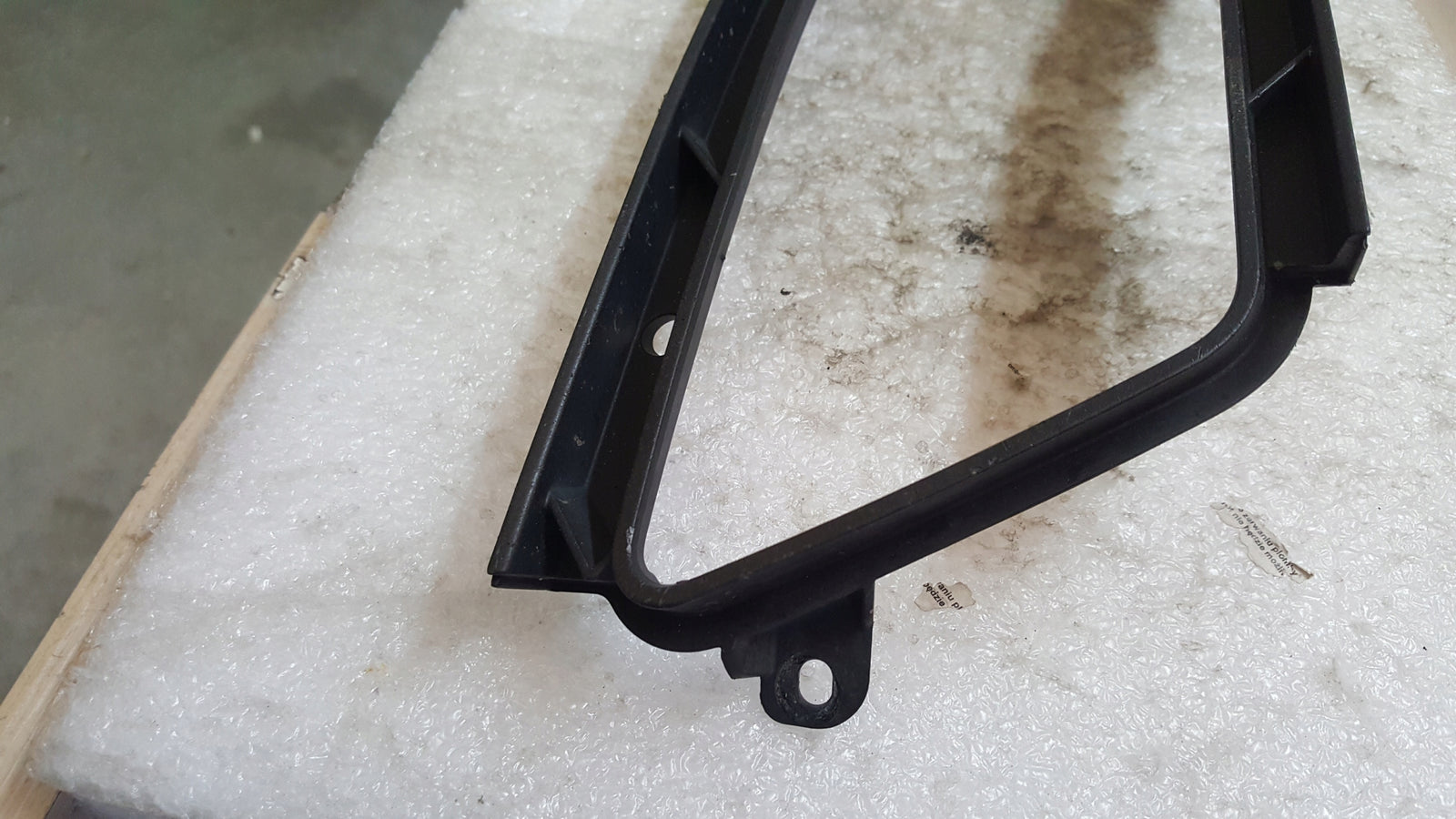 Ramka halogenu lewy przód SKODA SUPERB 3T0807681