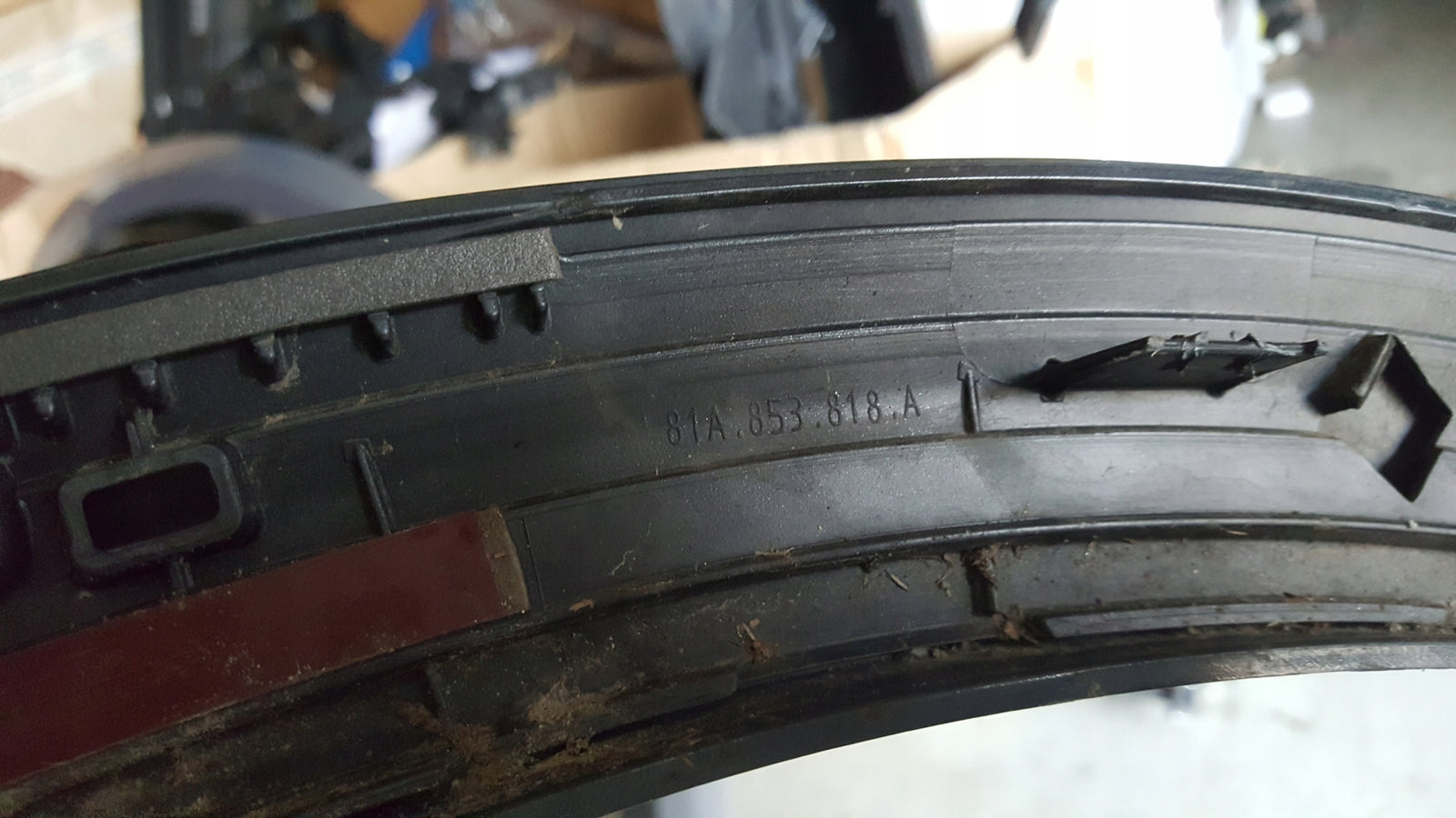 Listwa błotnika prawy tył AUDI Q2 81A853818A