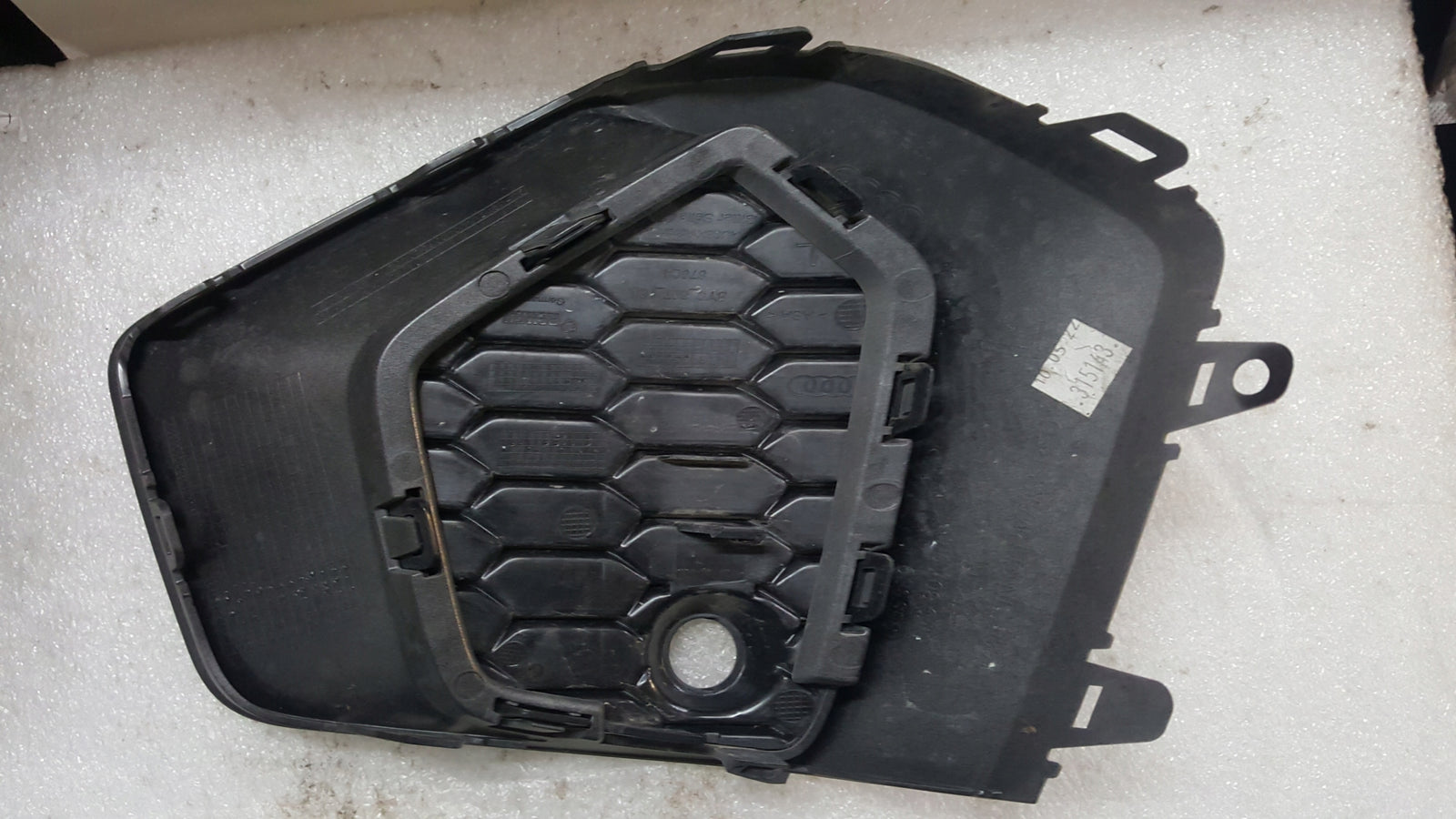 Kratka zderzaka przedniego lewa strona AUDI A3 8Y0807681 demontaż