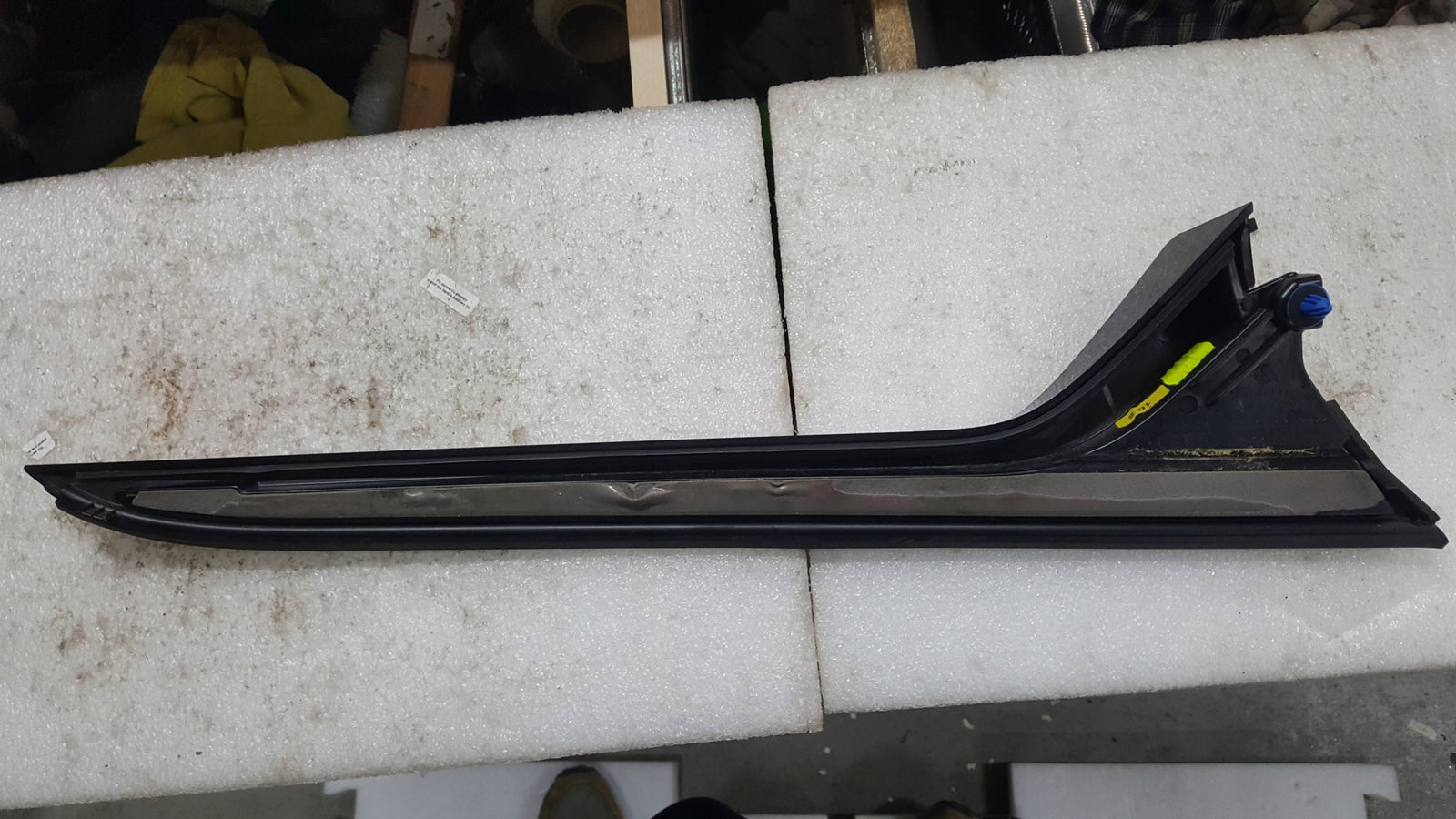 Lewa listwa spoiler klapy bagażnika AUDI A6 (C8) avant 4K9854871 demontaż