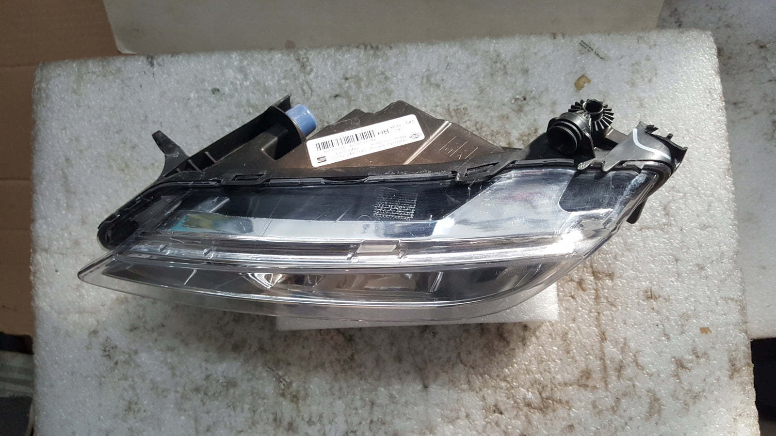 Prawy halogen LED-- SEAT LEON 5F0941702C demontaż oryginał