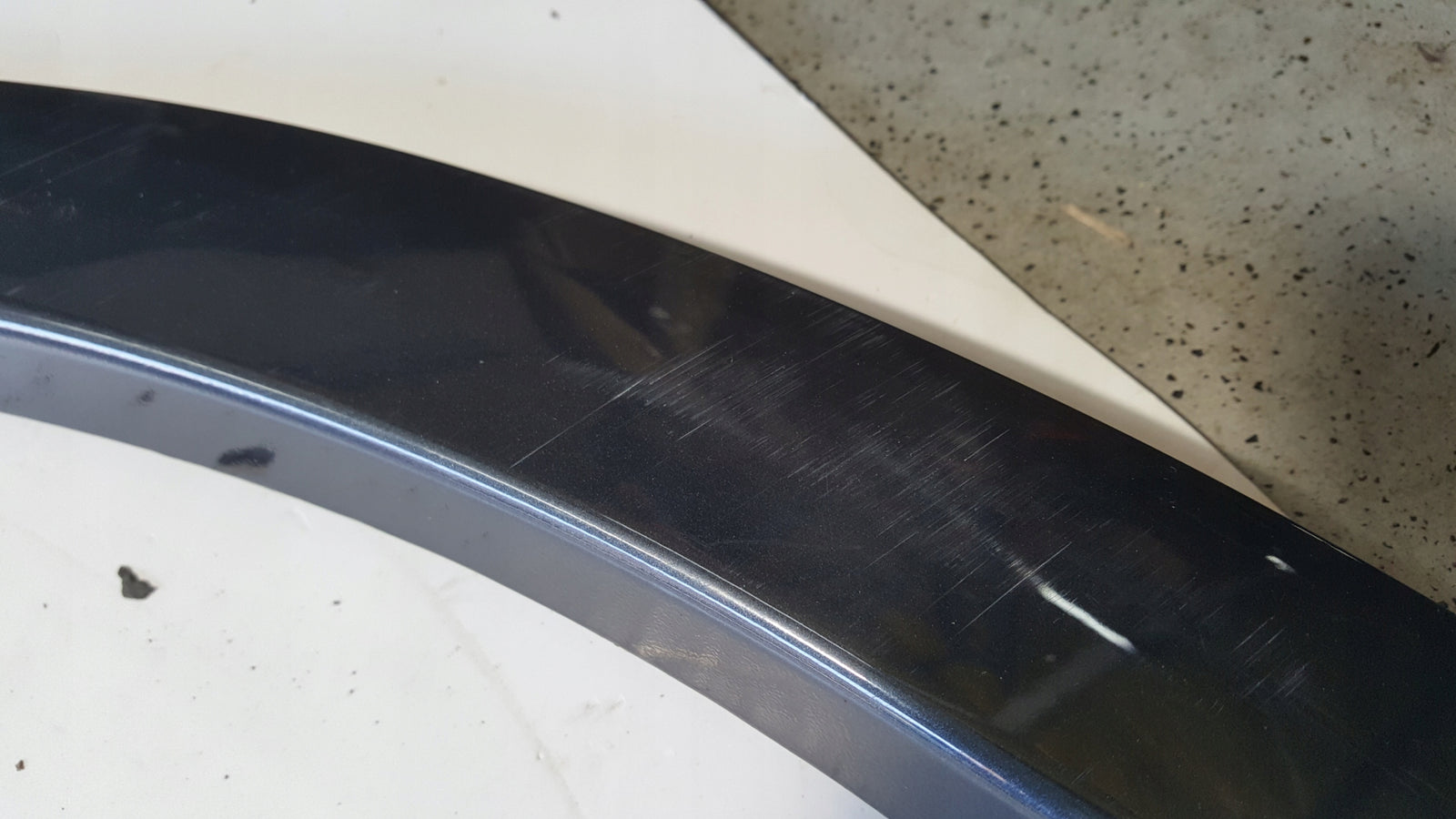 Listwa błotnika prawy tył AUDI Q5 80A853818A demontaż