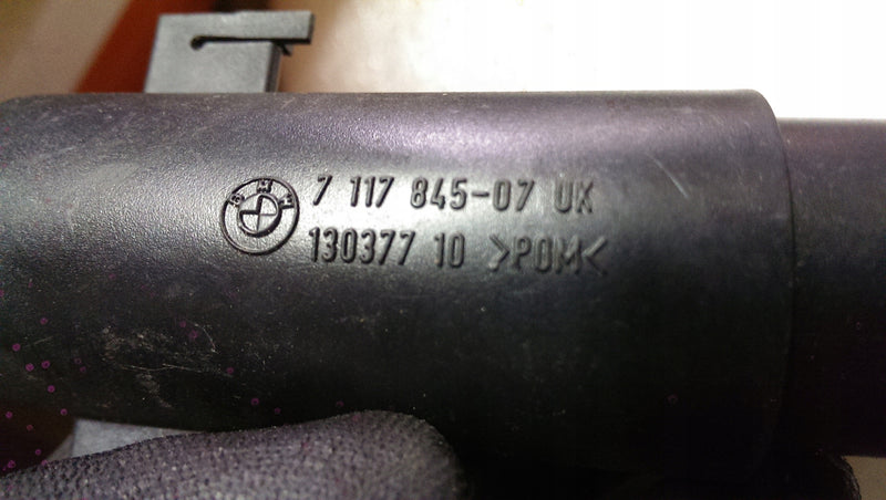 Lewy spryskiwacz reflektora BMW 7117845 demontaż