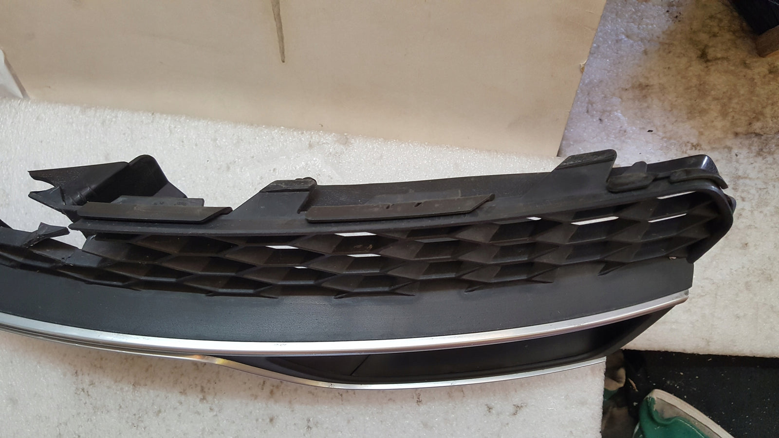 Kratka zderzaka prawy przód AUDI A3 S3 8V3807682L demontaż