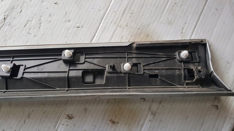 Listwa drzwi prawy przód SKODA SUPERB 3 3V0854940 demontaż